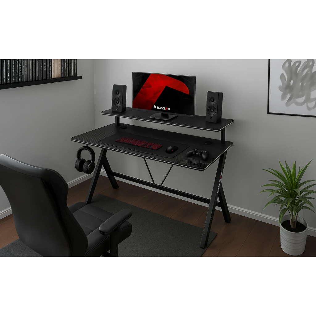 Huzaro Mesa gaming Hero 1.9 Noir, vue en angle: surface carbone, étagère surélevée avec moniteur et enceintes, crochet - Ítem3