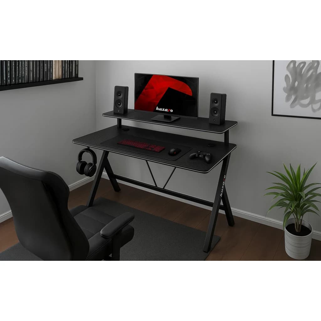Huzaro Mesa Gaming Hero 1.9 Negro, vista en escena: setup completo con monitor, altavoces, teclado, mando y silla gaming