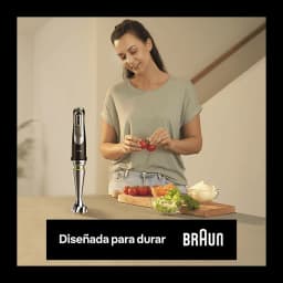Braun Minipimer MultiQuick 5 MQ 50001 M branco, cena cozinha: varinha mágica na bancada ao lado de mulher a preparar legumes