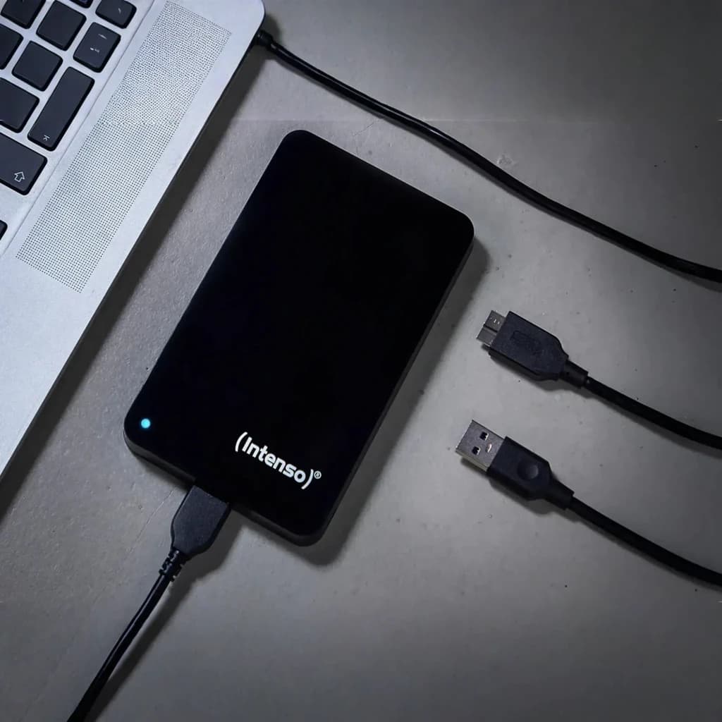 Intenso Memory Case 500GB noir, utilisation: connecté à un laptop avec câble USB 3.0, LED bleue allumée