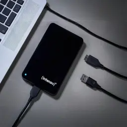 Intenso Memory Case 500GB noir, utilisation: connecté à un laptop avec câble USB 3.0, LED bleue allumée