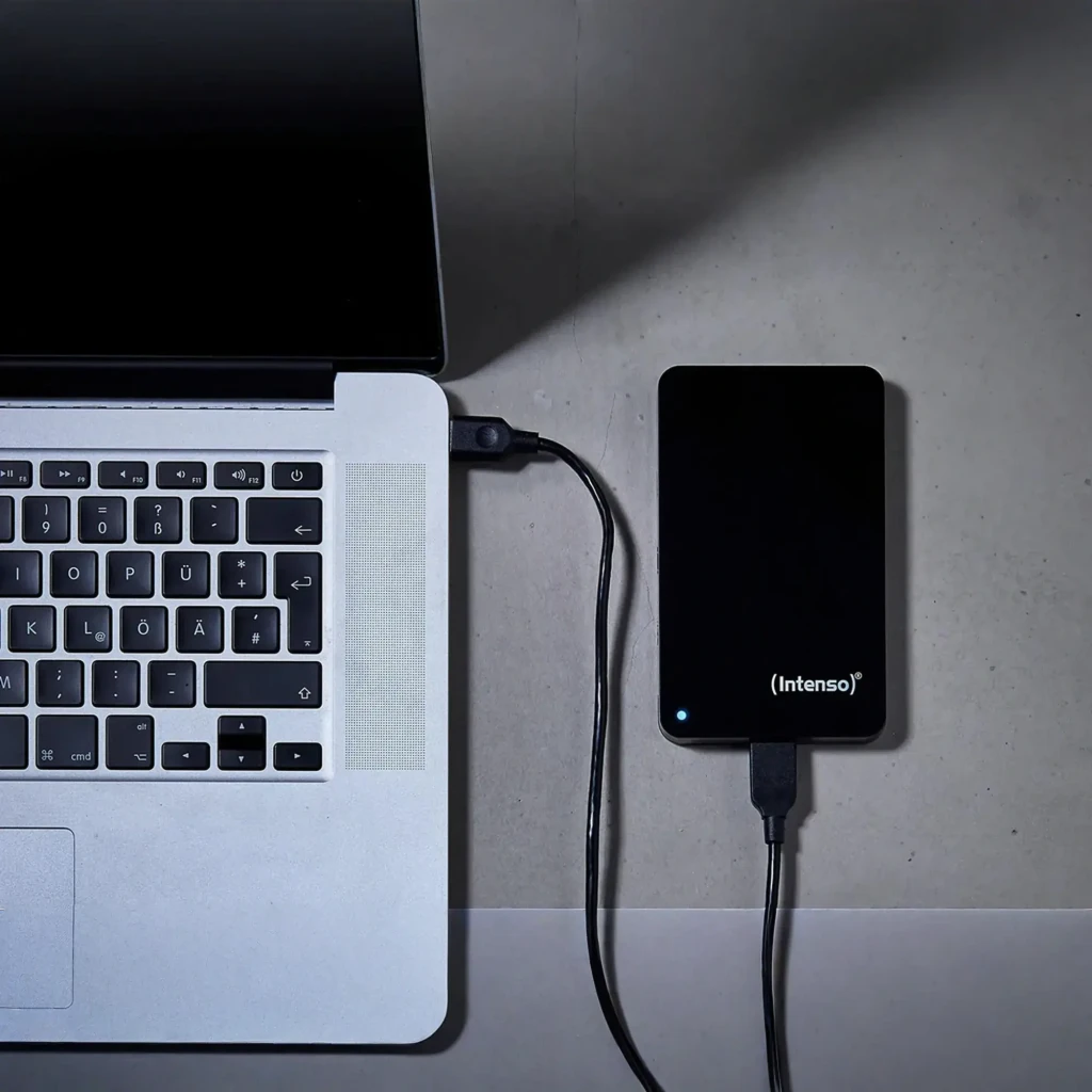Intenso Memory Case 500GB preto, vista frontal: superfície mate com logo, LED indicador e porta USB 3.0 na lateral inferior - Item4