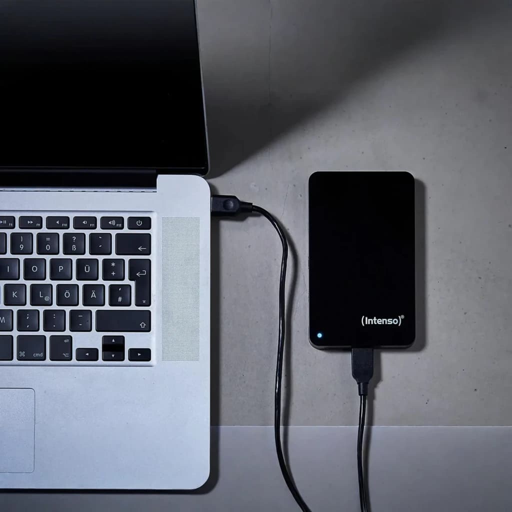 Intenso Memory Case 500GB noir, utilisation: branché par câble USB à un ordinateur portable sur surface grise, LED bleue