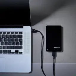 Intenso Memory Case 500GB noir, utilisation: branché par câble USB à un ordinateur portable sur surface grise, LED bleue