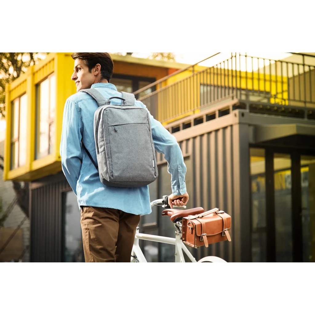 Lenovo Mochila B210 15.6 polegadas cinza, vista lateral em ângulo: bolso lateral em malha e logo Lenovo no painel frontal - Item5