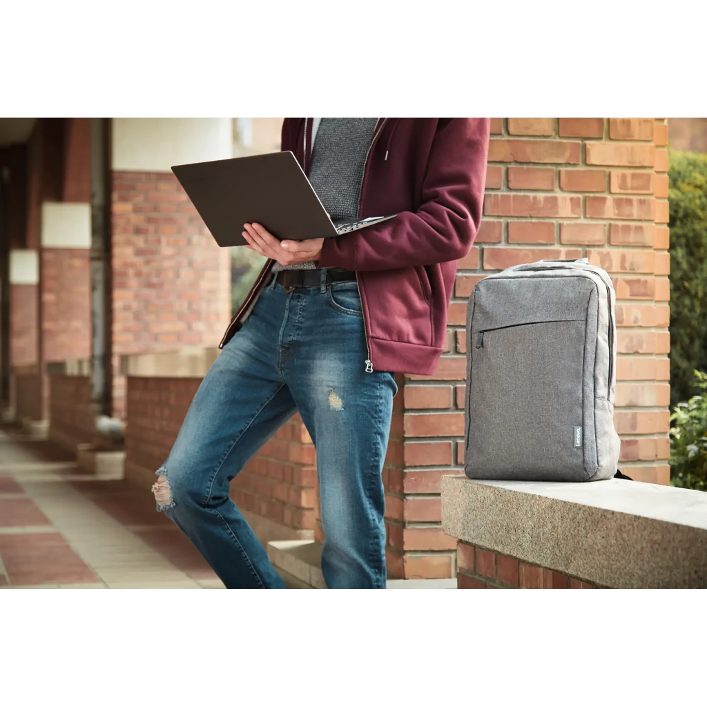 Lenovo Mochila B210 15.6 polegadas cinza, vista lateral em ângulo: bolso lateral em malha e logo Lenovo no painel frontal - Item6
