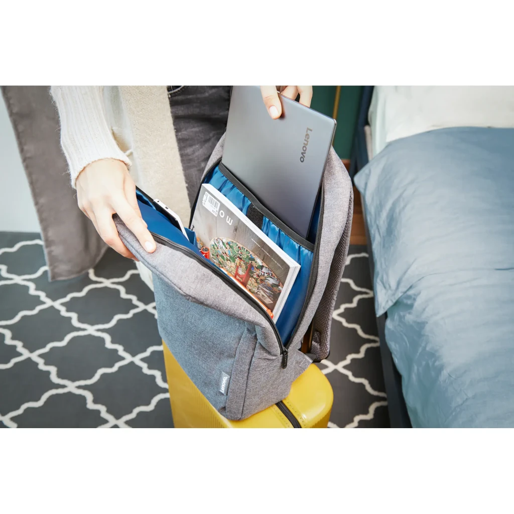 Lenovo Mochila B210 15.6 polegadas cinza, vista lateral em ângulo: bolso lateral em malha e logo Lenovo no painel frontal - Item8