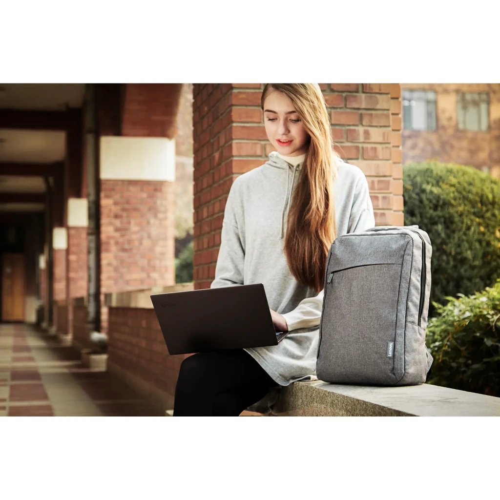 Lenovo Mochila B210 15.6 polegadas cinza, vista lateral em ângulo: bolso lateral em malha e logo Lenovo no painel frontal - Item7
