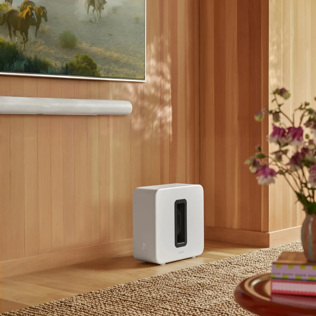 Sonos Sub Gen 4 Blanc, vue avant en angle: boîtier blanc avec fente noire centrale et haut-parleur visible - Ítem2