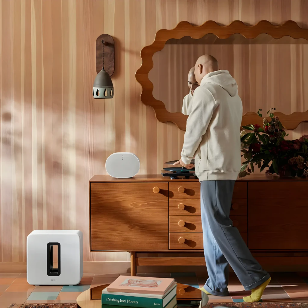 Sonos Sub Gen 4 Blanc, vue avant en angle: boîtier blanc avec fente noire centrale et haut-parleur visible - Ítem3
