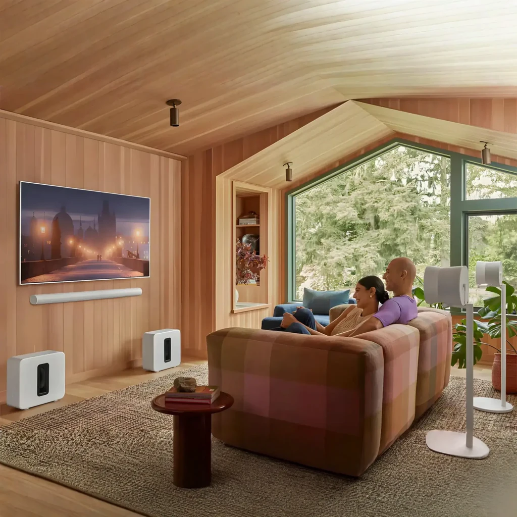 Sonos Sub Gen 4 Blanc, vue avant en angle: boîtier blanc avec fente noire centrale et haut-parleur visible - Ítem5