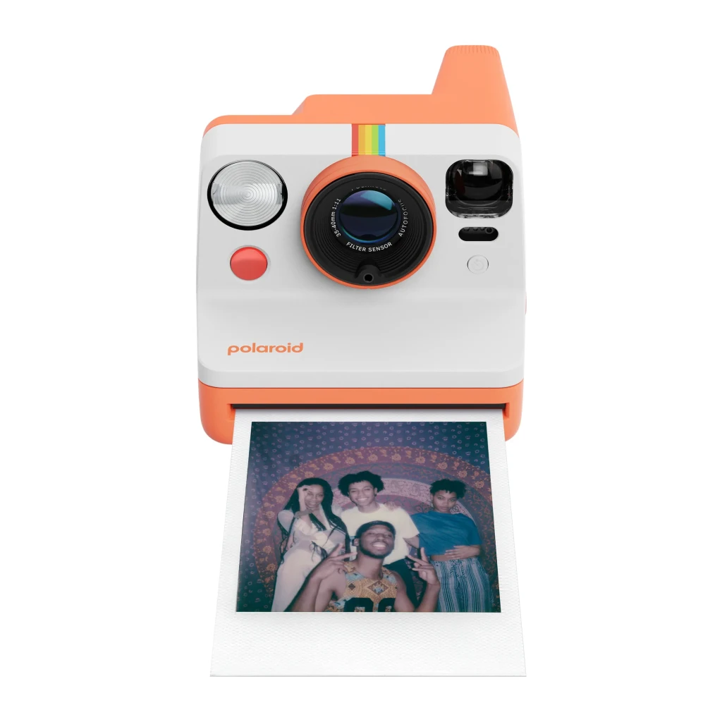 Polaroid Now Gen 3 Coral, vista frontal: objetivo autofocus, flash circular, botón disparador rojo y franja arcoíris - Ítem5