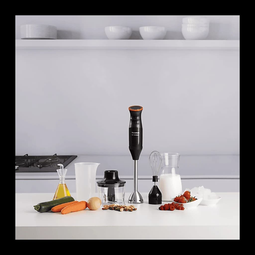 Taurus Bapi 1200 Pure Plus preto, cena cozinha: varinha mágica com picador, varas e copo medidor rodeados de legumes e frutas