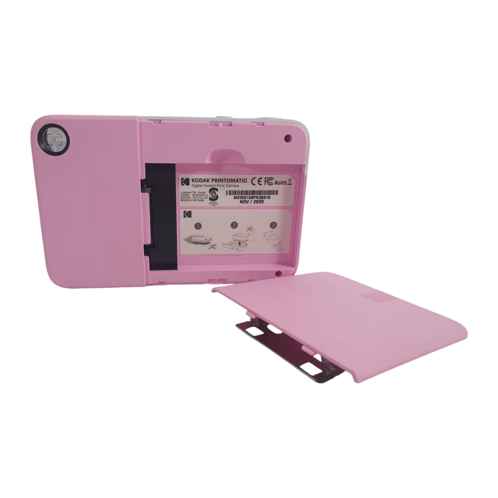 Kodak Printomatic 32GB Rosa, vista frontal: objetivo 8mm, flash y logo Kodak en cuerpo bicolor rosa y blanco - Ítem4