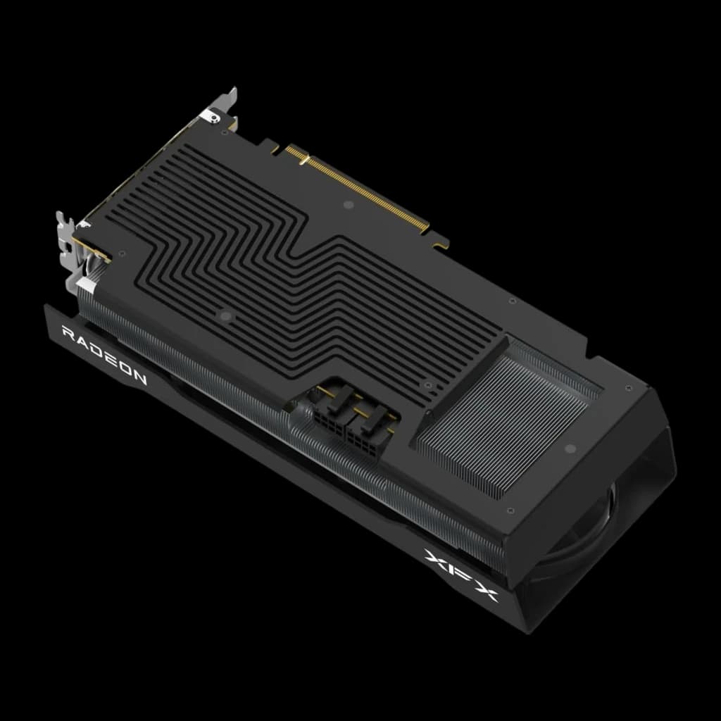 XFX Speedster Swift Radeon RX 9070 OC 16GB negro, vista trasera en ángulo: backplate, conector de alimentación y ventilador