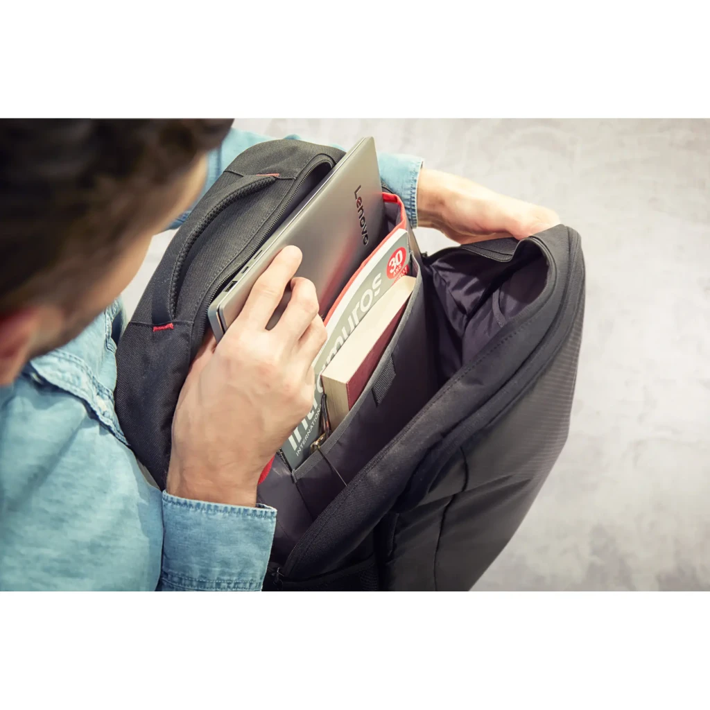 Lenovo Mochila B515 15.6 preto, vista frontal em ângulo: logótipo branco, fechos vermelhos e bolso lateral em malha - Item8