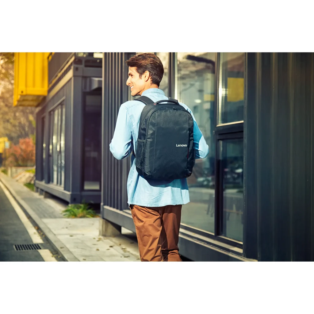 Lenovo Mochila B515 15.6 preto, vista frontal em ângulo: logótipo branco, fechos vermelhos e bolso lateral em malha - Item5