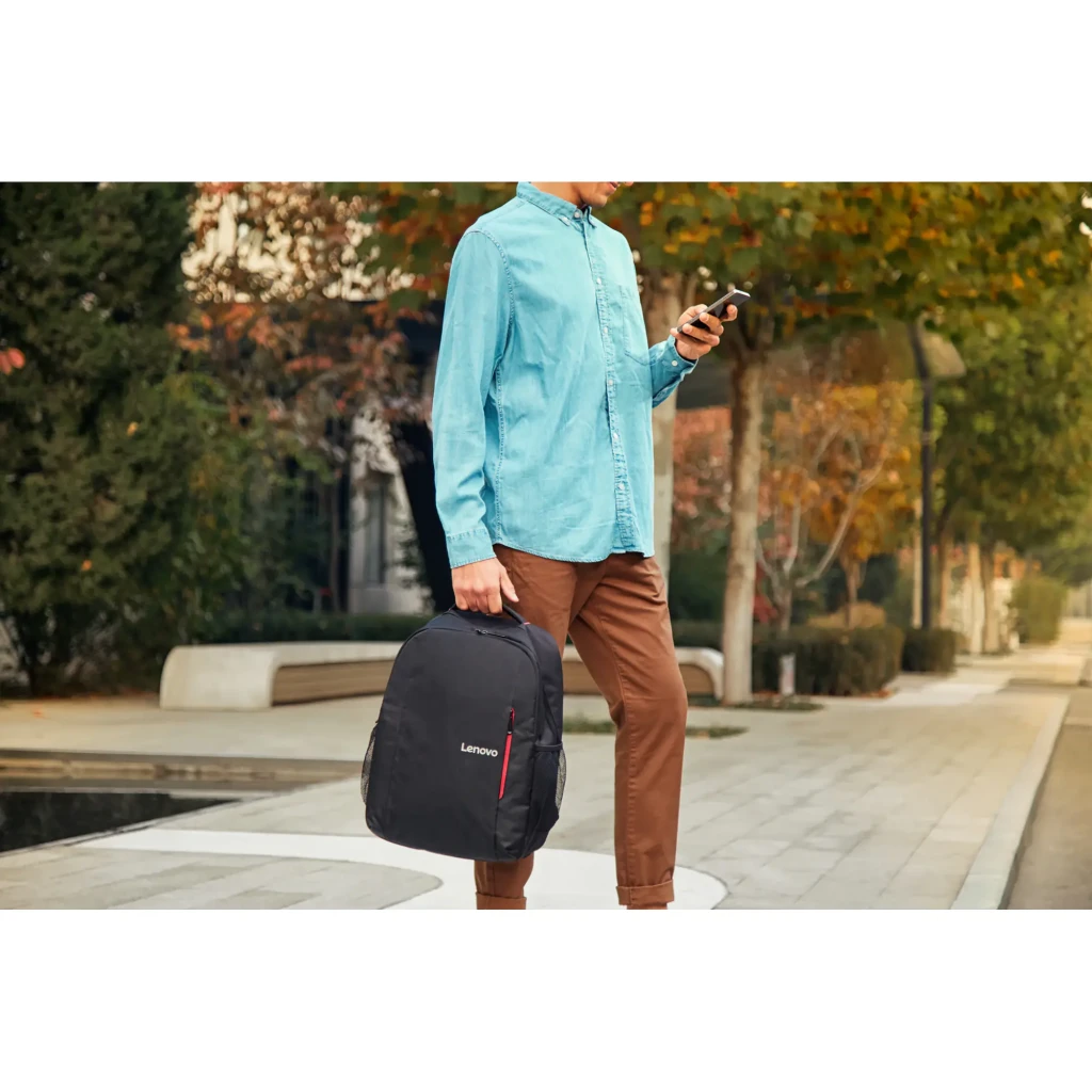 Lenovo Mochila B515 15.6 preto, vista frontal em ângulo: logótipo branco, fechos vermelhos e bolso lateral em malha - Item6