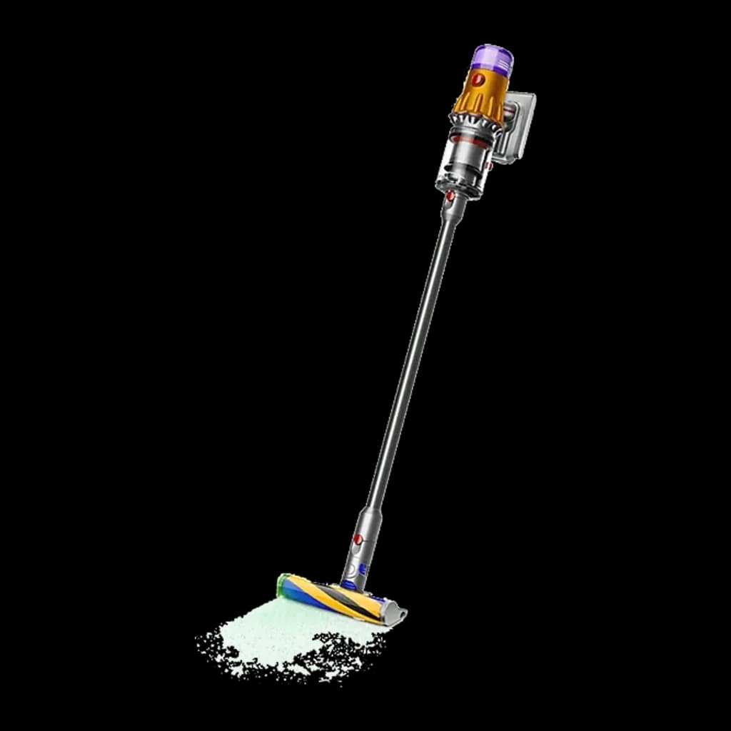 Dyson V12 Detect Slim Absolute dourado, vista lateral: aspirador vertical aspirando pó branco no chão com cabeçote iluminado