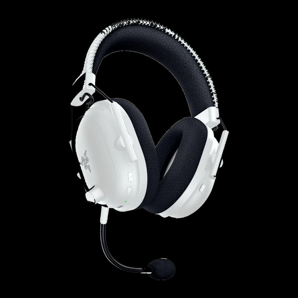 Razer BlackShark V2 Pro for PlayStation blanco, vista frontal en ángulo: auricular inalámbrico con micrófono flexible,