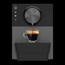 Cecotec Cremmaet Cube preta, vista frontal: dispensador servindo espresso em copo de vidro, dial circular e painel de ícones
