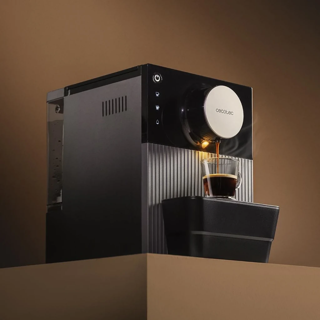 Cecotec Cremmaet Cube noir, vue de face: distributeur versant un espresso dans une tasse en verre, cadran circulaire et - Ítem3
