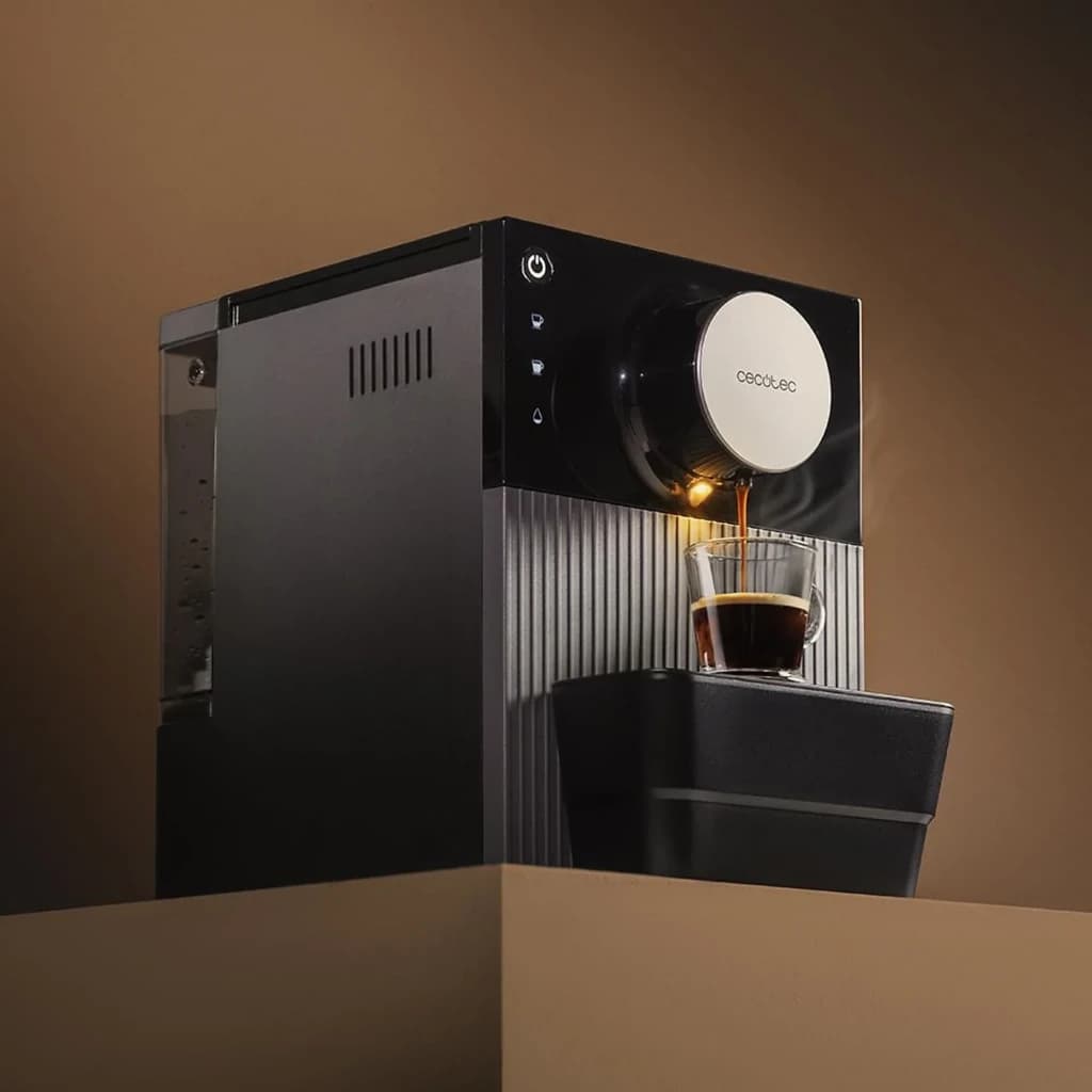 Cecotec Cremmaet Cube preta, vista lateral: café a cair em copo de vidro, painel estriado e botões LED