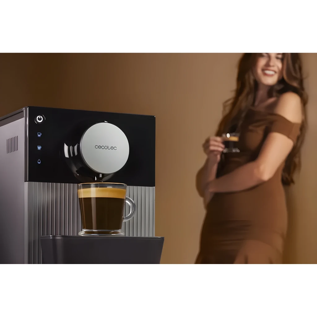 Cecotec Cremmaet Cube noir, vue de face: distributeur versant un espresso dans une tasse en verre, cadran circulaire et - Ítem4