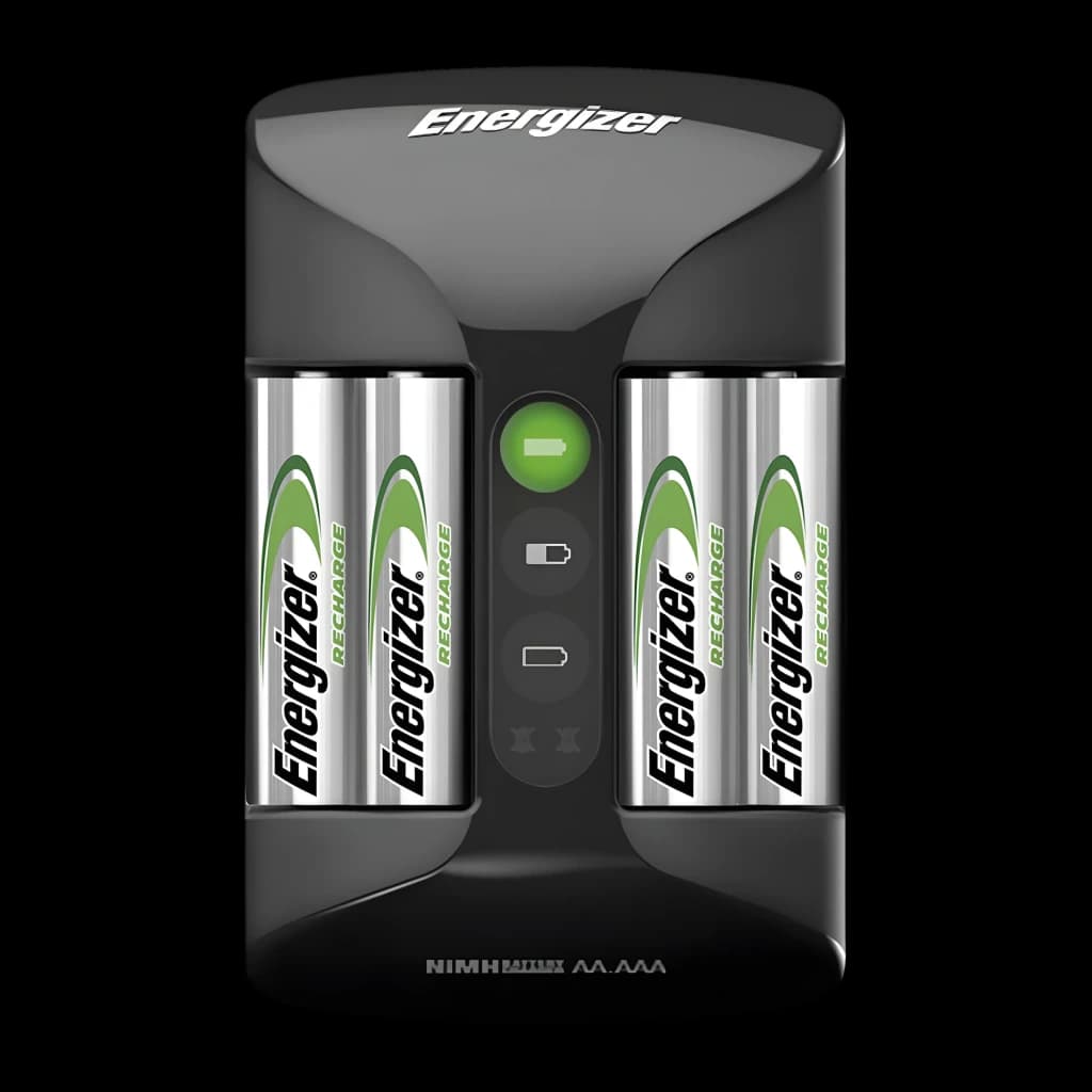 Energizer Pro Charger+ 2000mAh NiMH preto, vista frontal: carregador preto com 4 pilhas AA e LED indicador verde