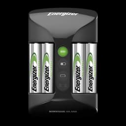 Energizer Pro Charger+ 2000mAh NiMH preto, vista frontal: carregador preto com 4 pilhas AA e LED indicador verde