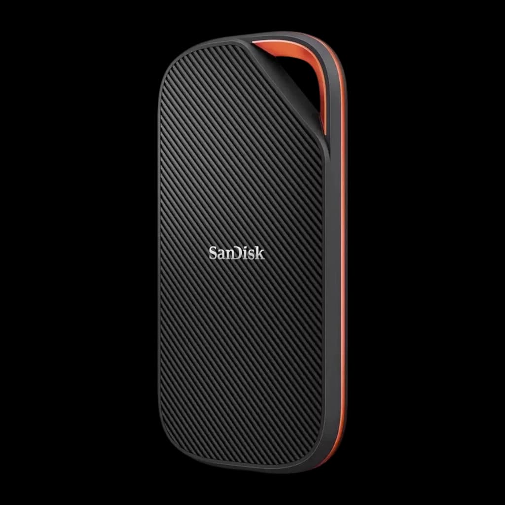 SanDisk SSD Extreme PRO 2TB preto com laranja, vista em ângulo: lateral laranja e espessura do dispositivo visíveis