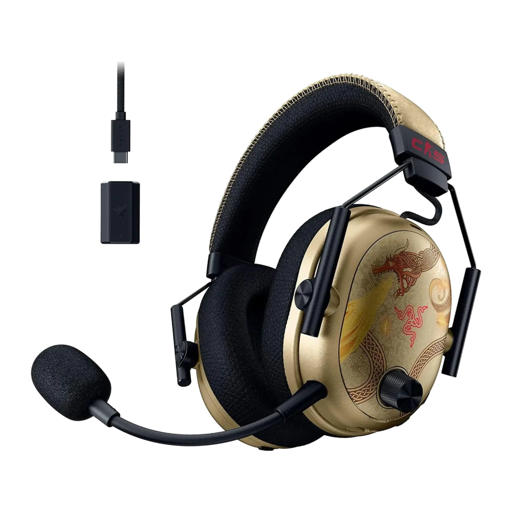 Razer BlackShark V3 Pro CS2 Edition dorado, vista lateral: auricular con dragón rojo en cápsula y micrófono desplegado - Ítem3