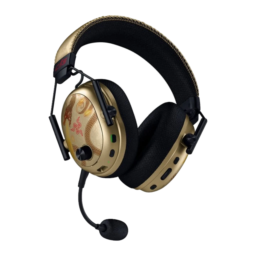 Razer BlackShark V3 Pro CS2 Edition dorado, vista lateral: auricular con dragón rojo en cápsula y micrófono desplegado - Ítem1