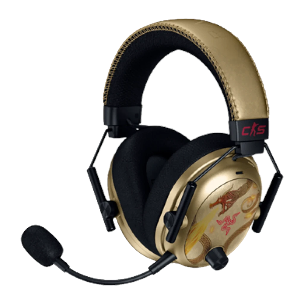 Razer BlackShark V3 Pro CS2 Edition dorado, vista lateral: auricular con dragón rojo en cápsula y micrófono desplegado - Ítem2