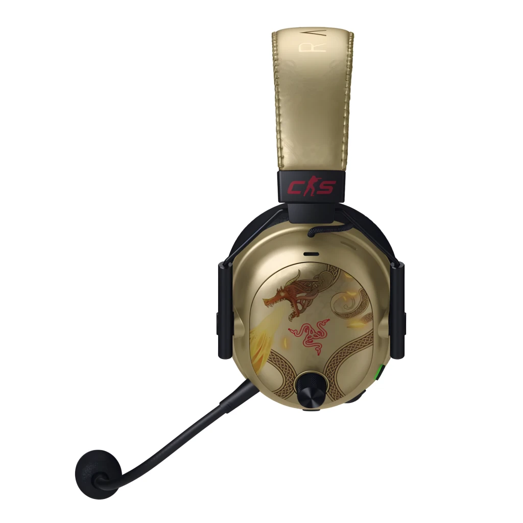 Razer BlackShark V3 Pro CS2 Edition dorado, vista lateral: auricular con dragón rojo en cápsula y micrófono desplegado - Ítem5