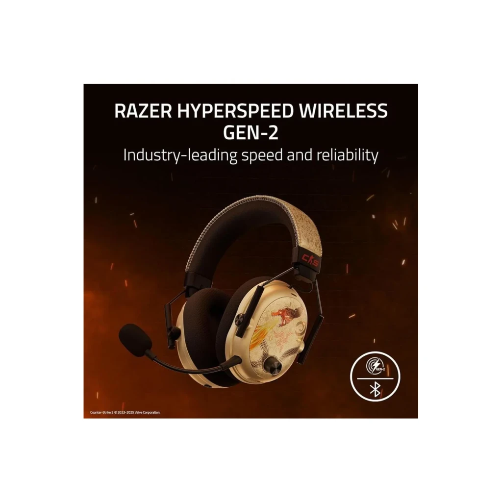 Razer BlackShark V3 Pro CS2 Edition dorado, vista lateral: auricular con dragón rojo en cápsula y micrófono desplegado - Ítem6