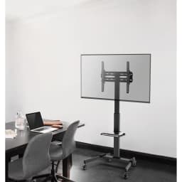 Fonestar STS-4244N Noir, vue en salle: support TV motorisé avec roulettes en bureau près d'une table et chaises