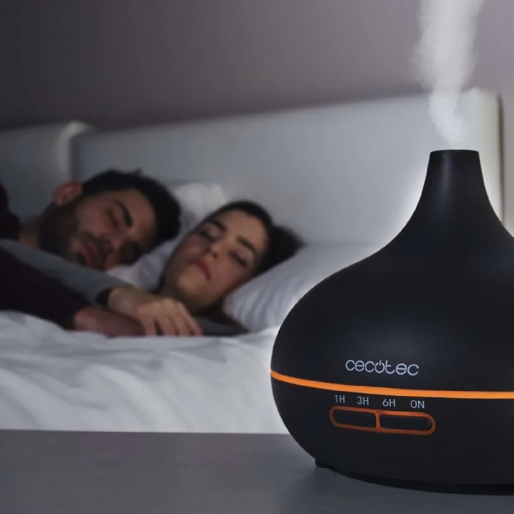 Cecotec Pure Aroma 300 0,3L negro, vista frontal: acabado madera negra, botones LIGHT y MIST con etiquetas visibles - Ítem1