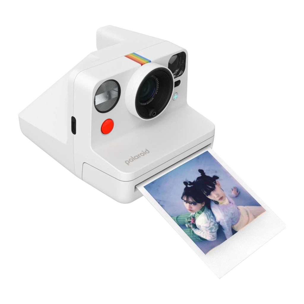 Polaroid Now+ Gen 3 blanca, vista frontal en ángulo: objetivo, flash, botón rojo y franja arcoíris - Ítem2