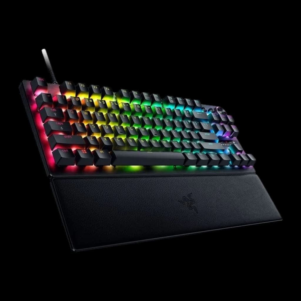 Razer Huntsman V3 Pro TKL noir, vue en angle latéral: touches avec RGB et repose-poignet avec logo Razer visible