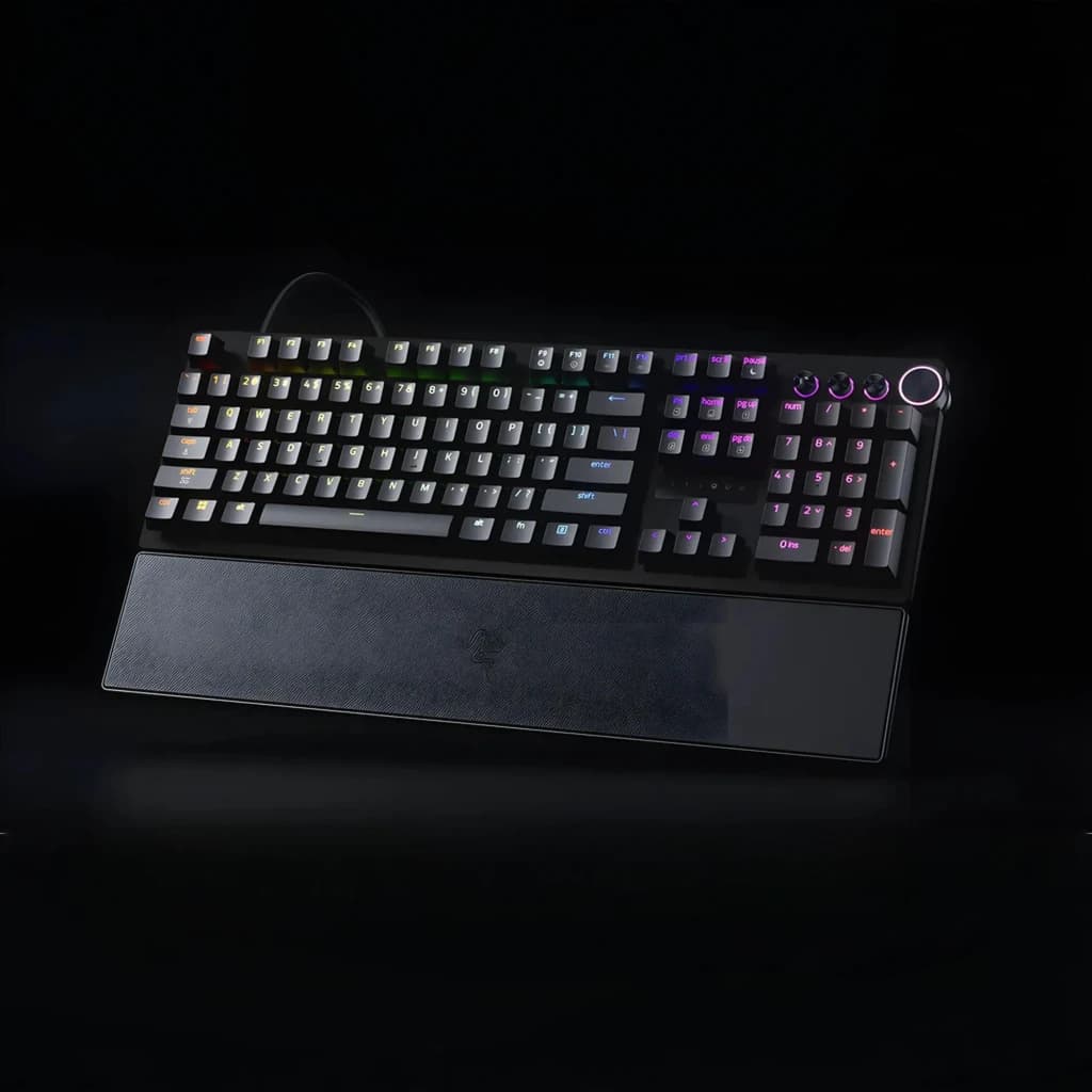 Razer Huntsman V3 Pro TKL noir, vue en angle: rétroéclairage RGB multicolore, molette circulaire et repose-poignet magnétique