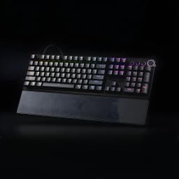 Razer Huntsman V3 Pro TKL noir, vue en angle: rétroéclairage RGB multicolore, molette circulaire et repose-poignet magnétique