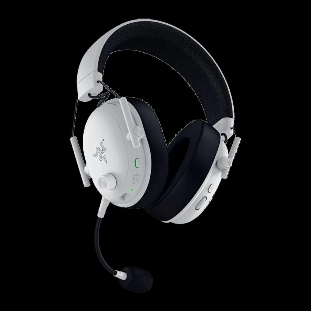 Razer BlackShark V3 Blanco, vista lateral en ángulo: logo Razer, botones de control, LED verde y micrófono desplegado