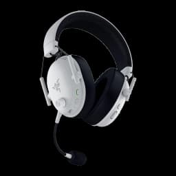 Razer BlackShark V3 Blanco, vista lateral en ángulo: logo Razer, botones de control, LED verde y micrófono desplegado