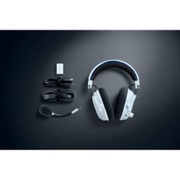 Razer BlackShark V3 Blanco, vista superior: auricular con micrófono desmontable, dongle USB y cables incluidos