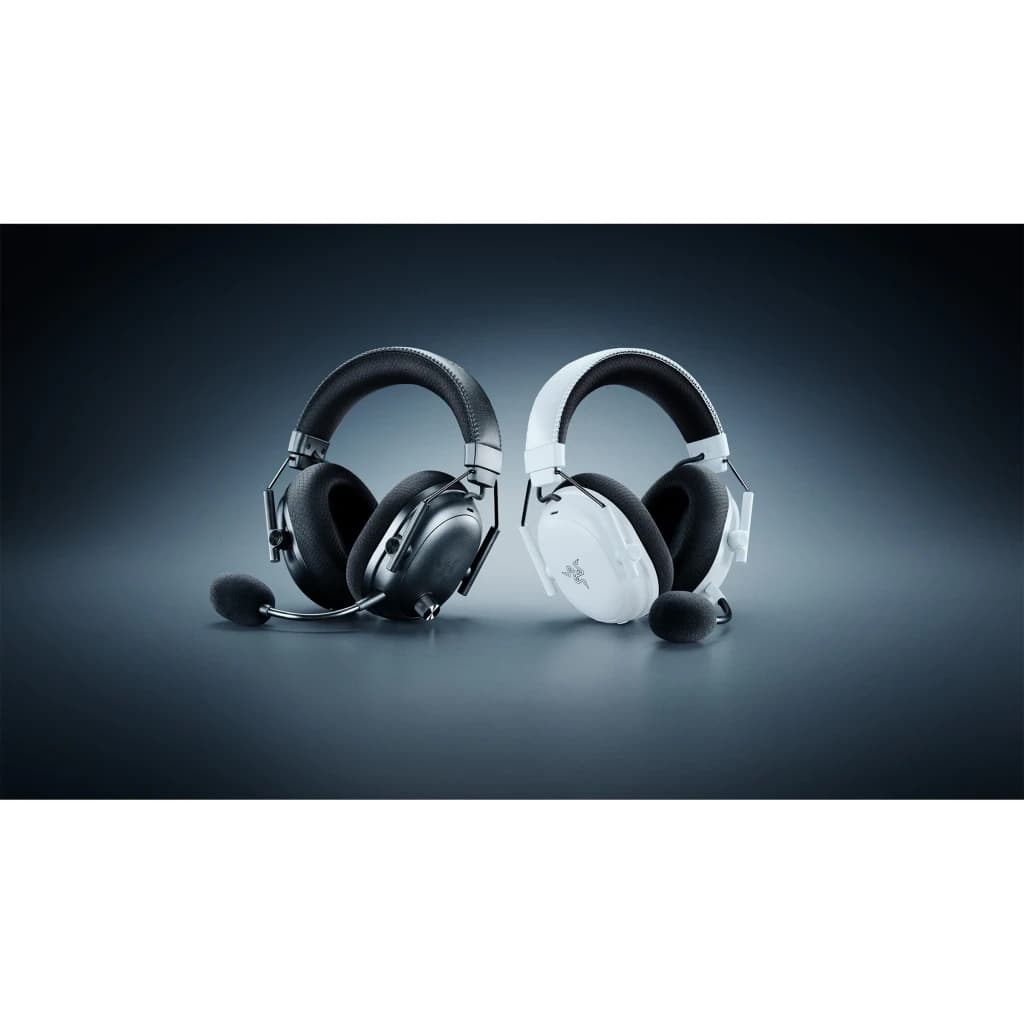 Razer BlackShark V3 blanco, vista comparativa: modelo blanco junto al negro, micrófono flexible y almohadillas visibles