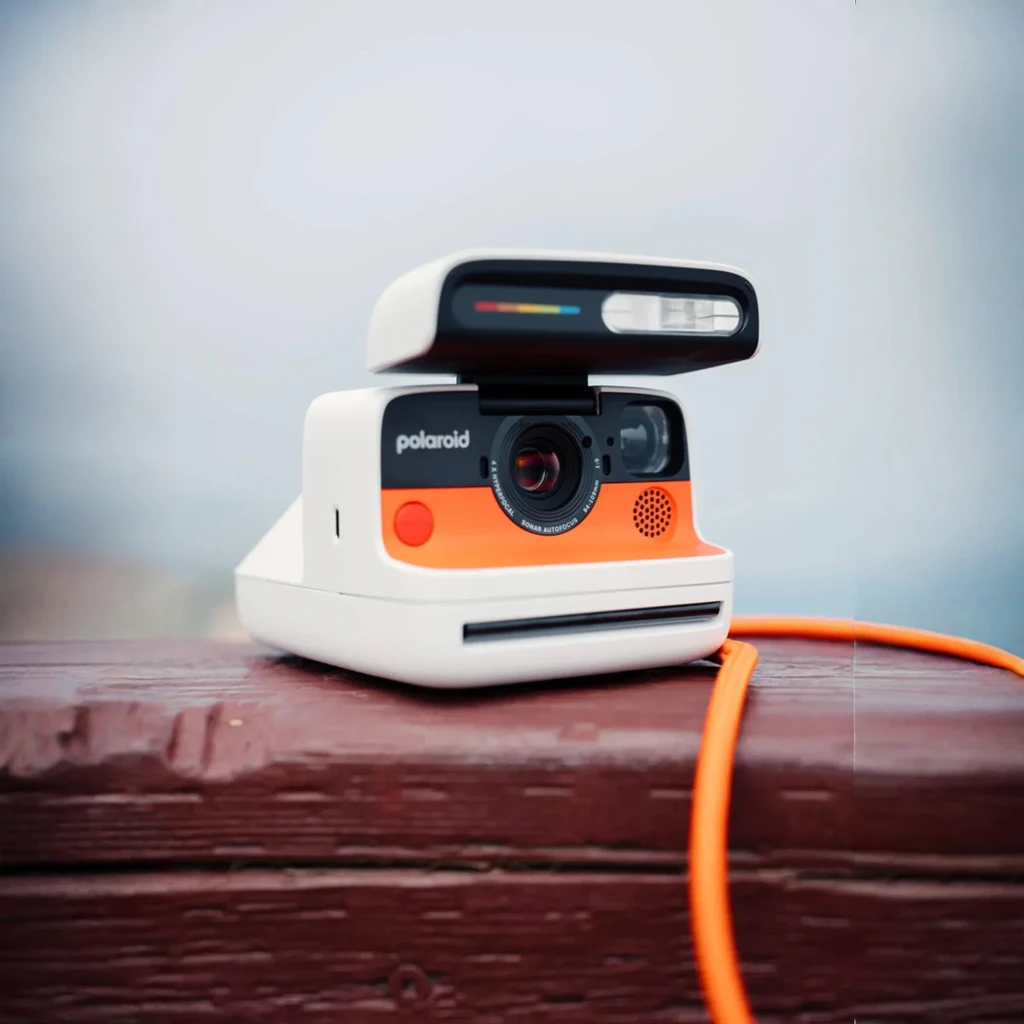 Polaroid Cámara instantánea Flip Negro, vista frontal: tapa abierta con flash y barra arcoíris, objetivo y franja naranja - Ítem6