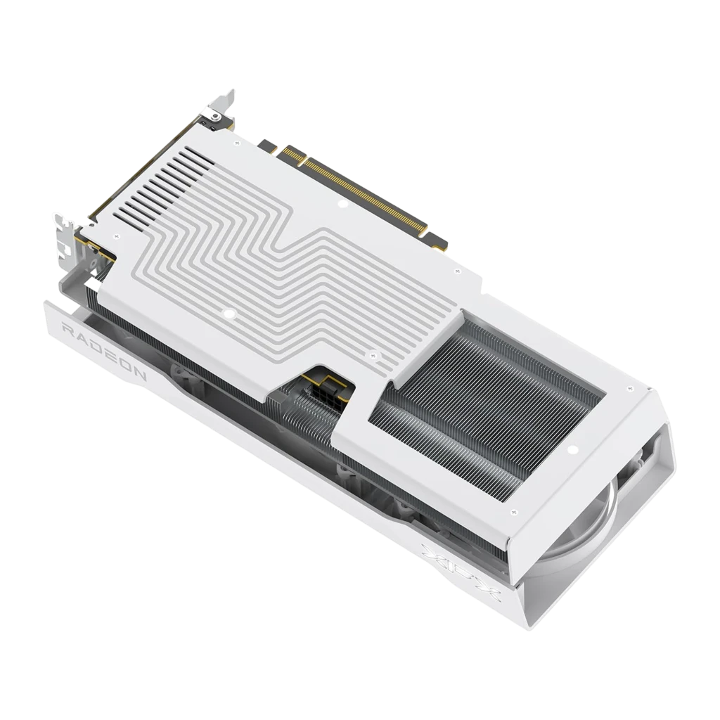 XFX Radeon RX 9060 XT Swift Triple Fan OC Branca, vista traseira em ângulo superior: backplate com linhas gravadas, aletas