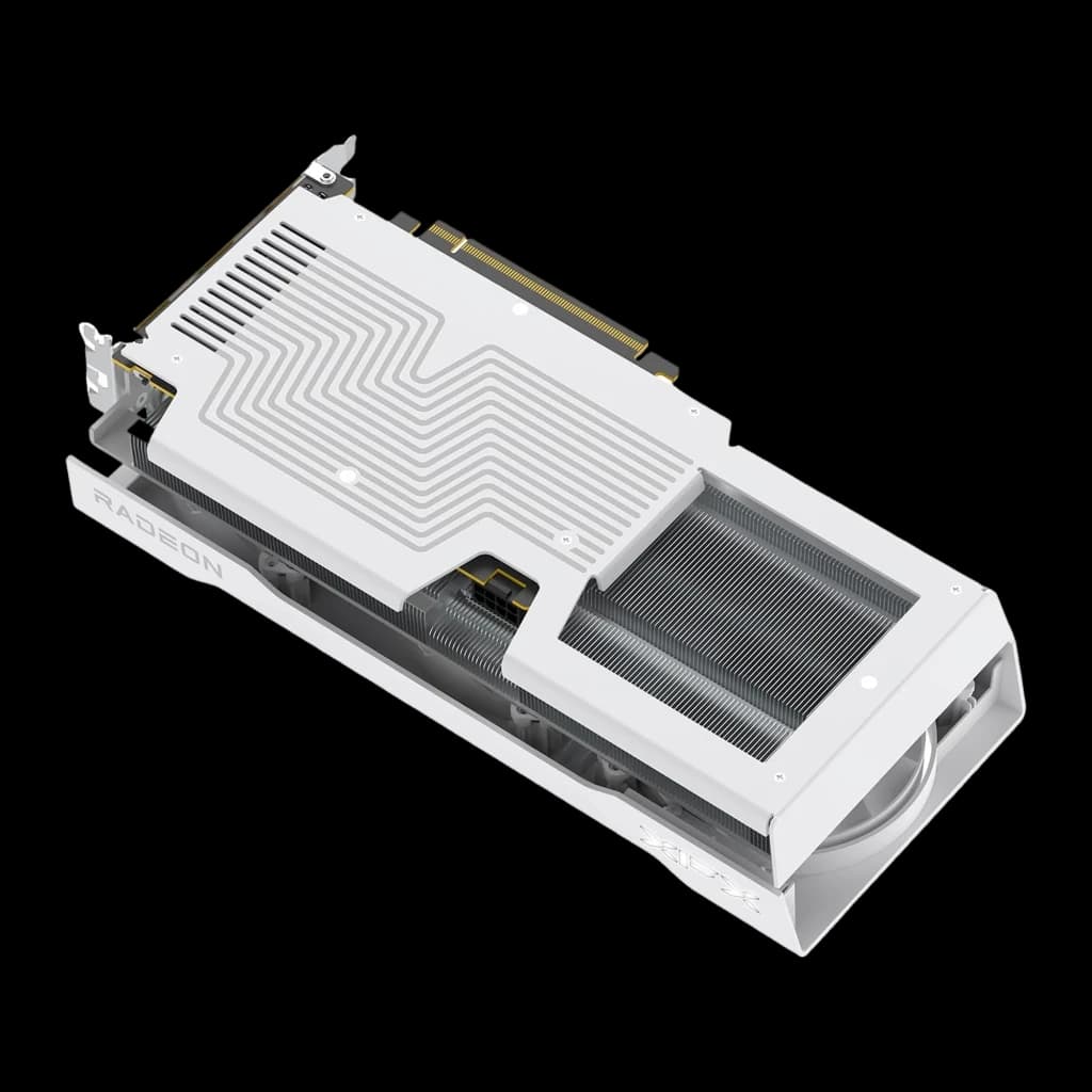 XFX Radeon RX 9060 XT Swift Triple Fan OC Blanca, vista trasera en ángulo superior: backplate con líneas grabadas, disipador