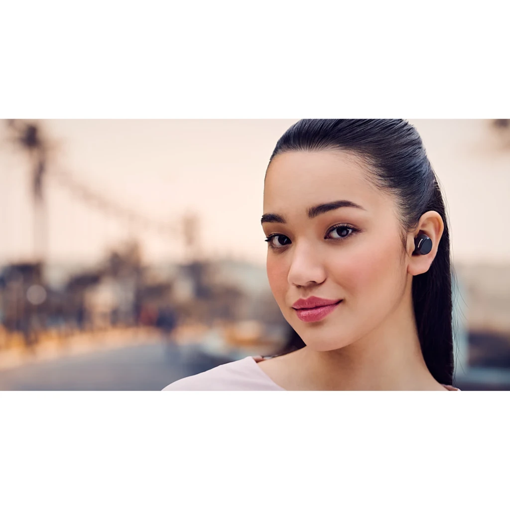 Panasonic RZ-B120W Preto, uso exterior: mulher com auricular preto in-ear no ouvido direito